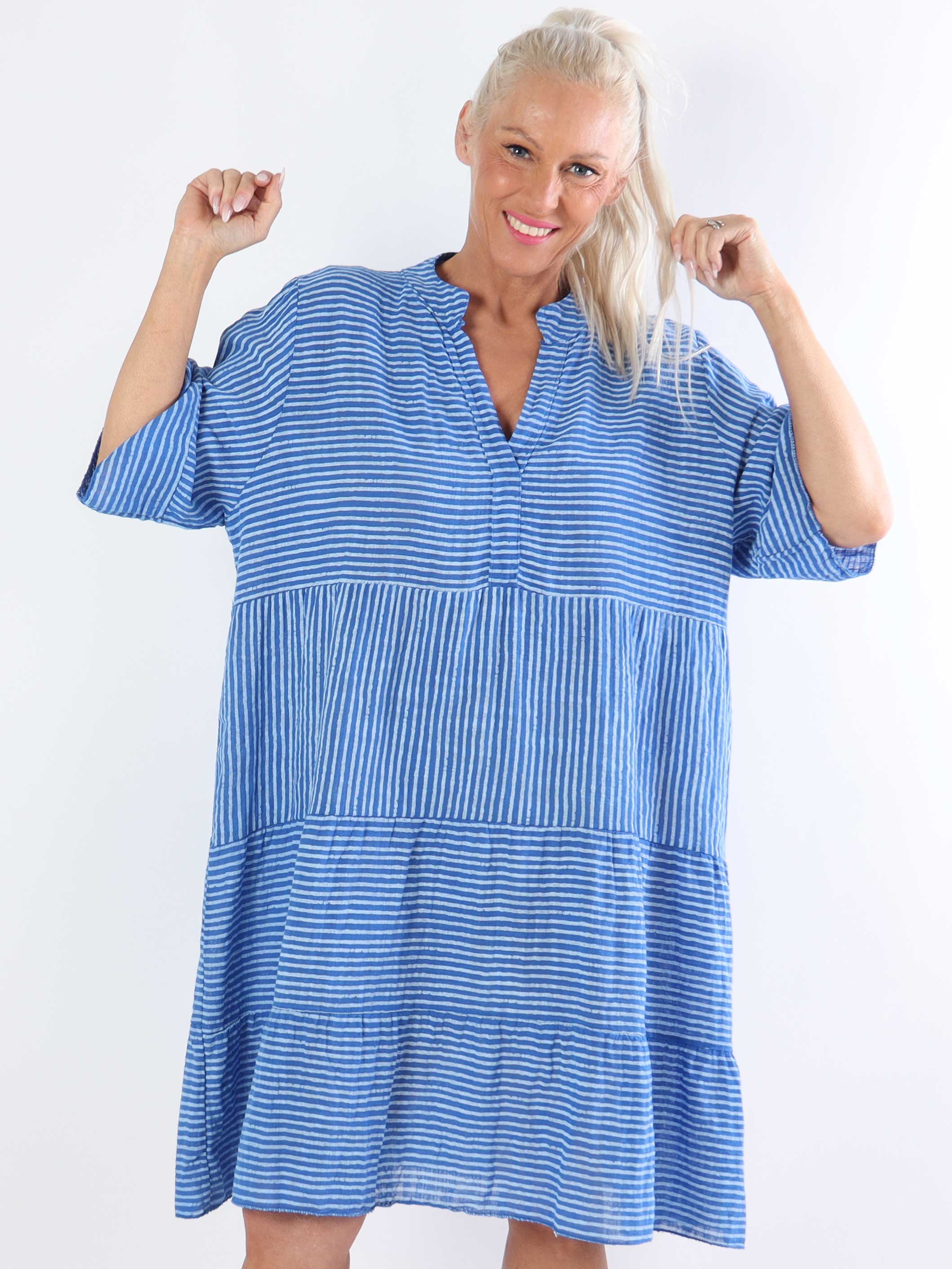 Jenni - Sød stribet plus size bomuldskjole i hør lignende stof